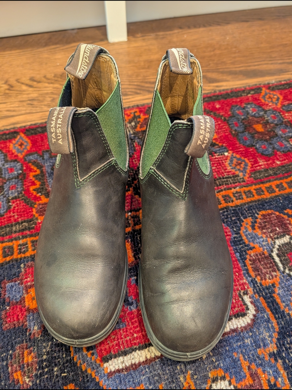 Blundstone Chelsea Boots in Black with Green Elastic